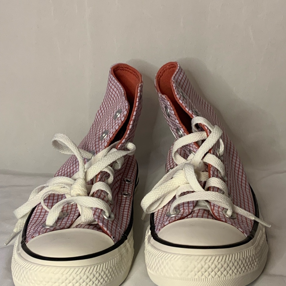 Converse size 7 worn once. Excellent condition.